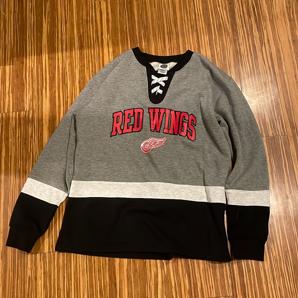 Men’s Medium Long Sleeve official NHL RedWings sweater